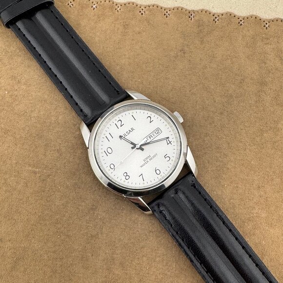 1990's Pulsar Solid Stainless Steel Watch with day and date at 3 - Picture 4 of 8